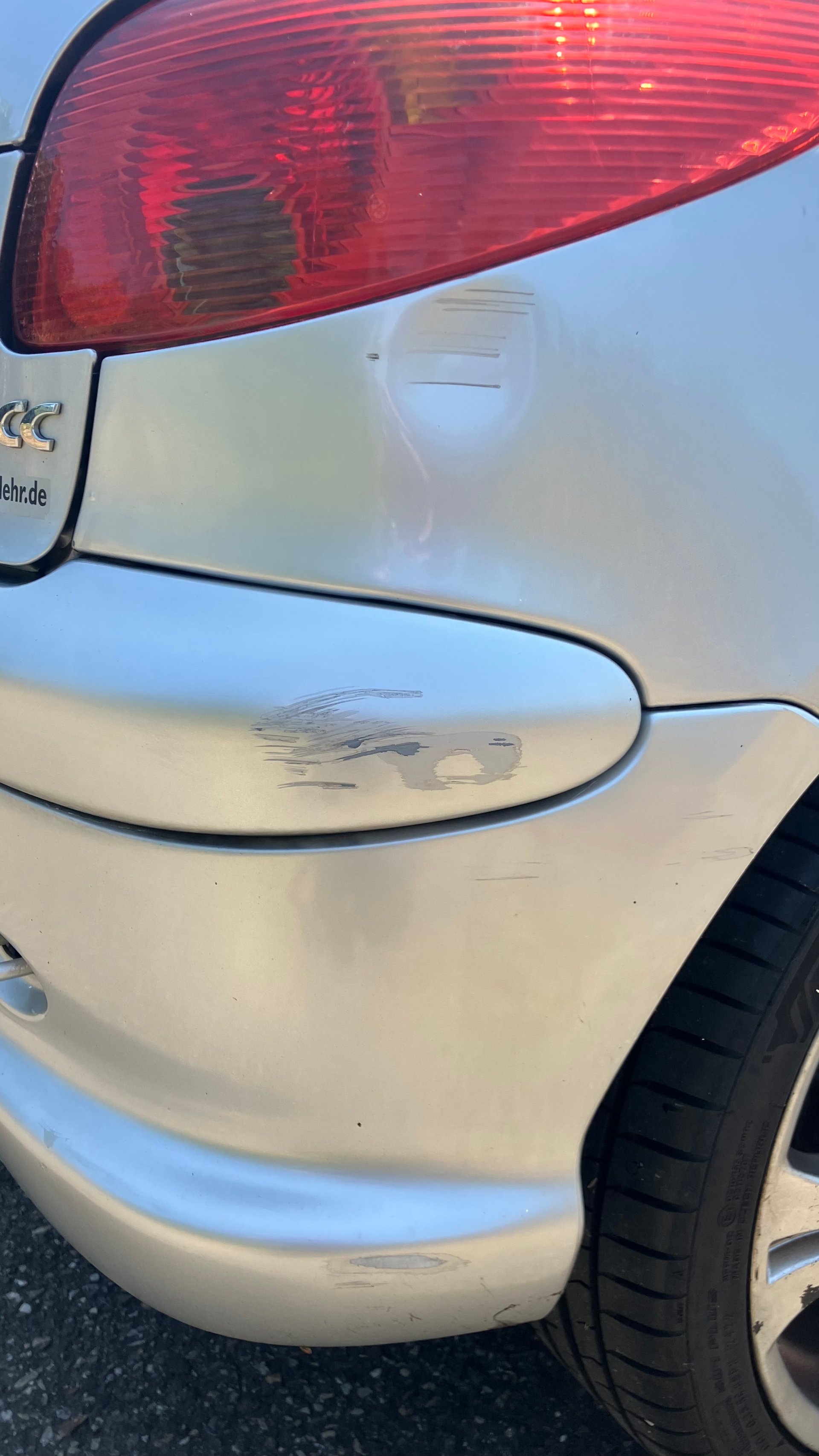 206 CC 2006 - Défaut carrosserie aile arrière + défaut peinture pare-choc arrière côté droit