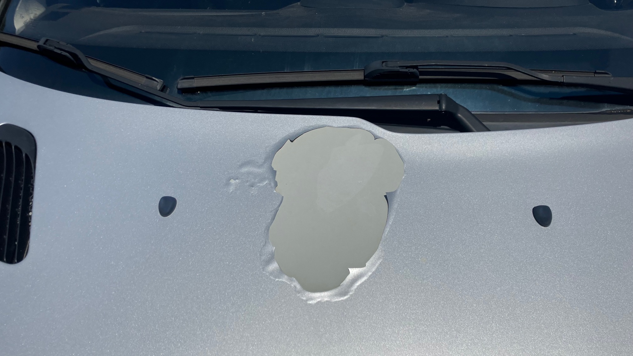 206 CC 2006 - Défaut peinture capot sur le haut au milieu