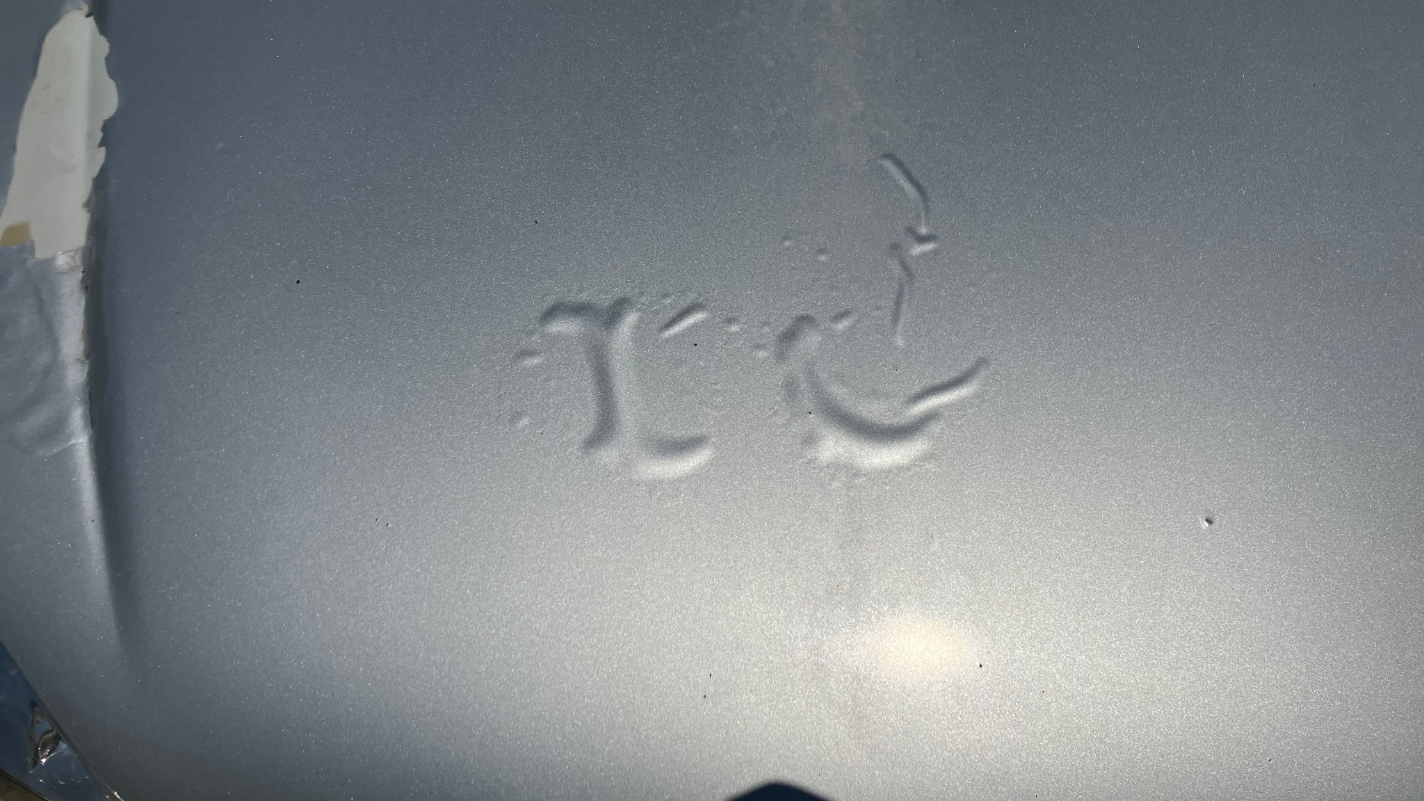 206 CC 2006 - Défaut peinture capot au centre