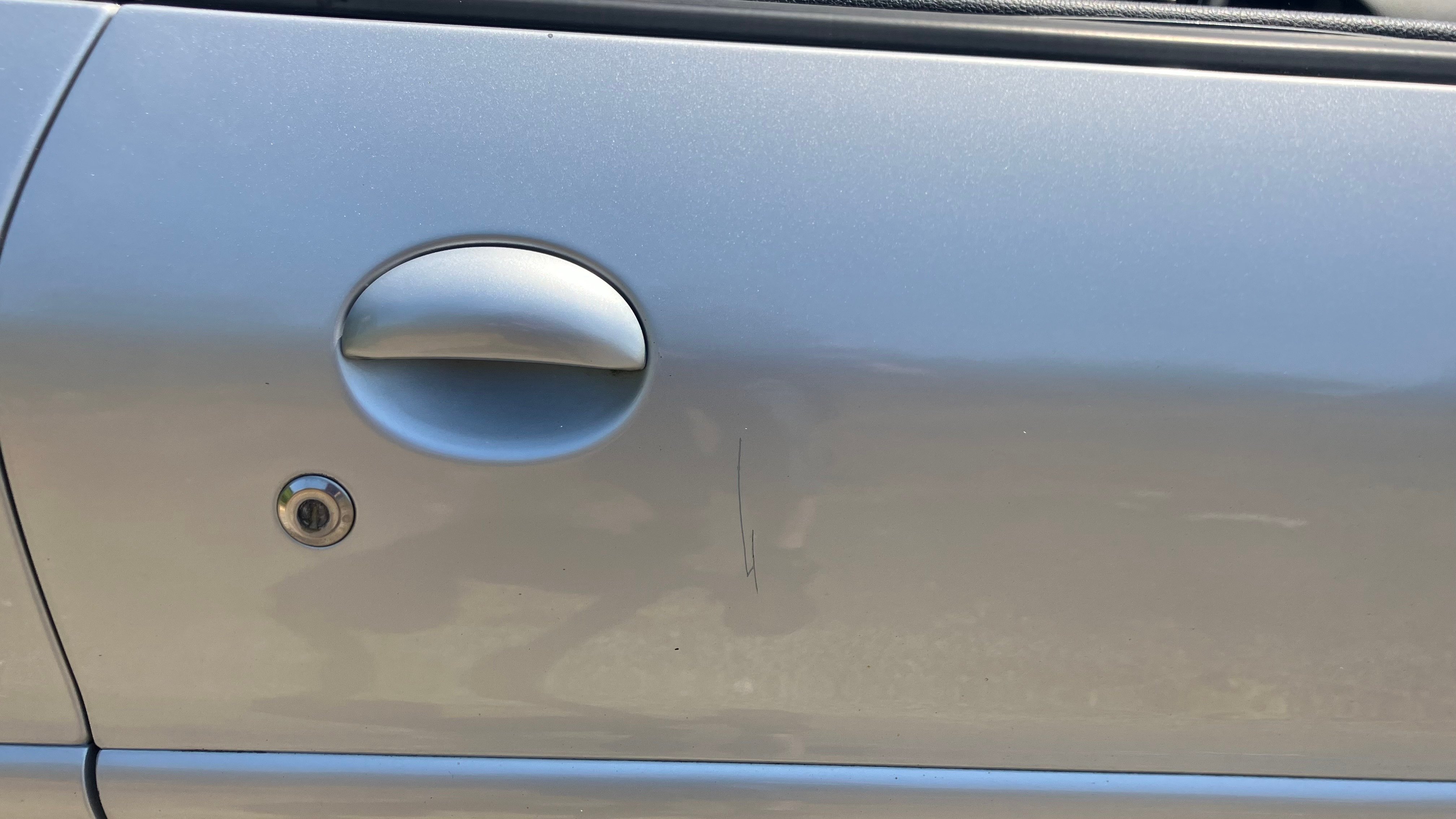 206 CC 2006 - Défaut carrosserie porte droite