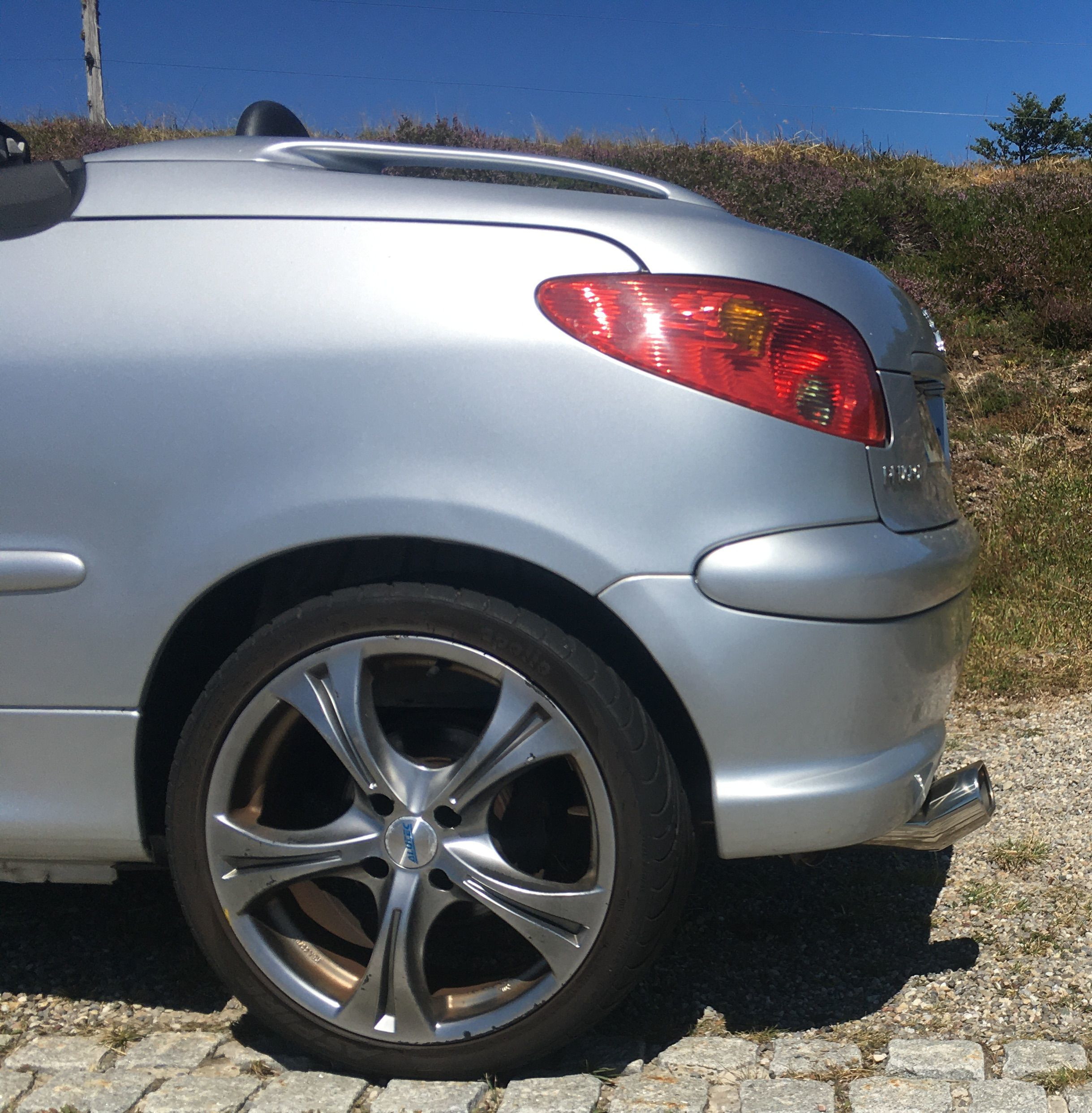Peugeot 206 CC 2006 - Toit ouvert, vue sur échappement et jante
