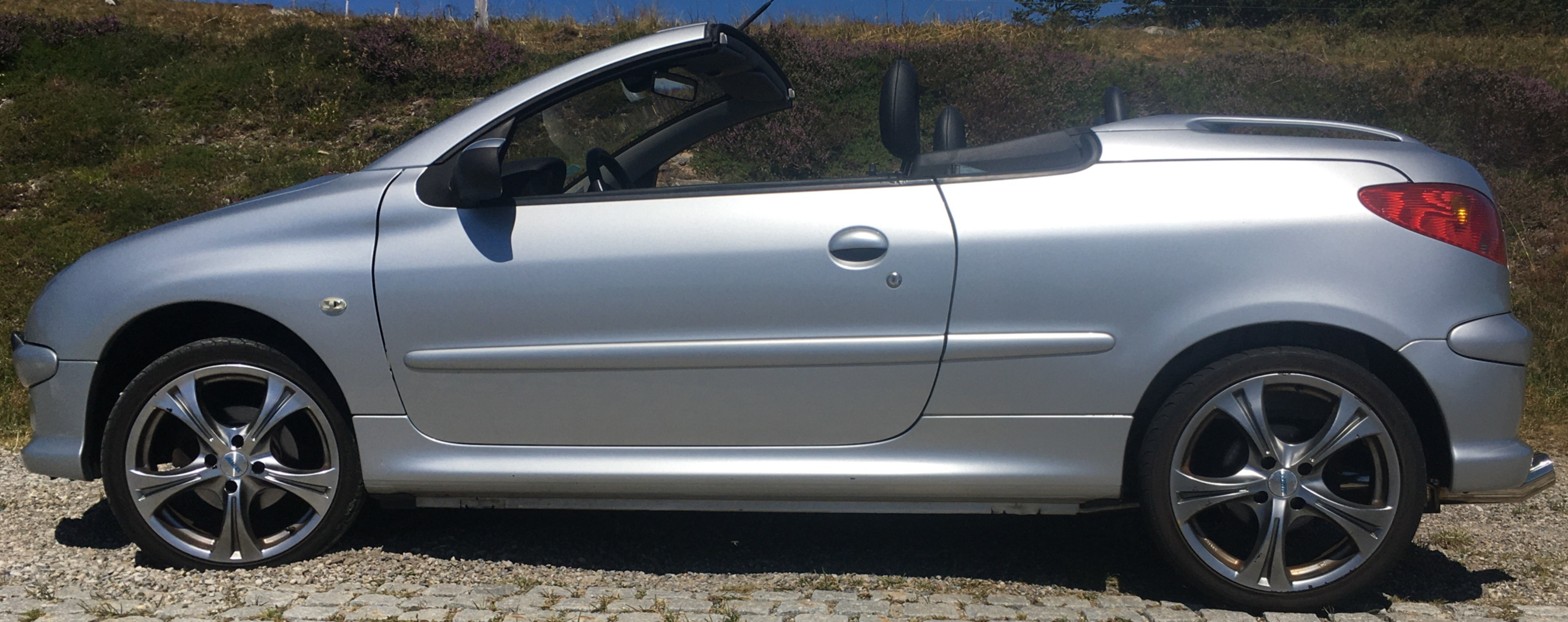 Peugeot 206 CC 2006 - Toit ouvert, vue côté gauche